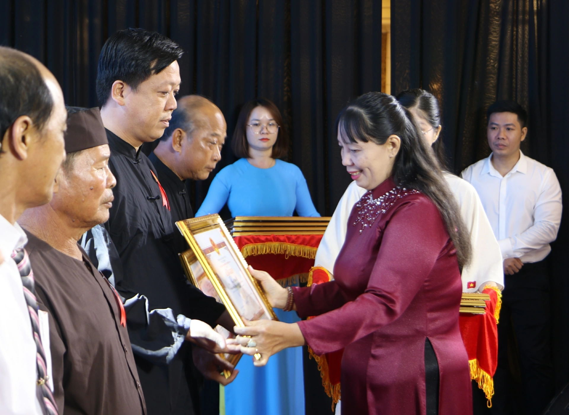 Tỉnh ủy viên, Phó Trưởng Ban Tuyên giáo và Dân vận Tỉnh ủy Lê Thị Thái trao bằng khen của UBND tỉnh cho các điển hình tiên tiến. Ảnh: Văn Truyên