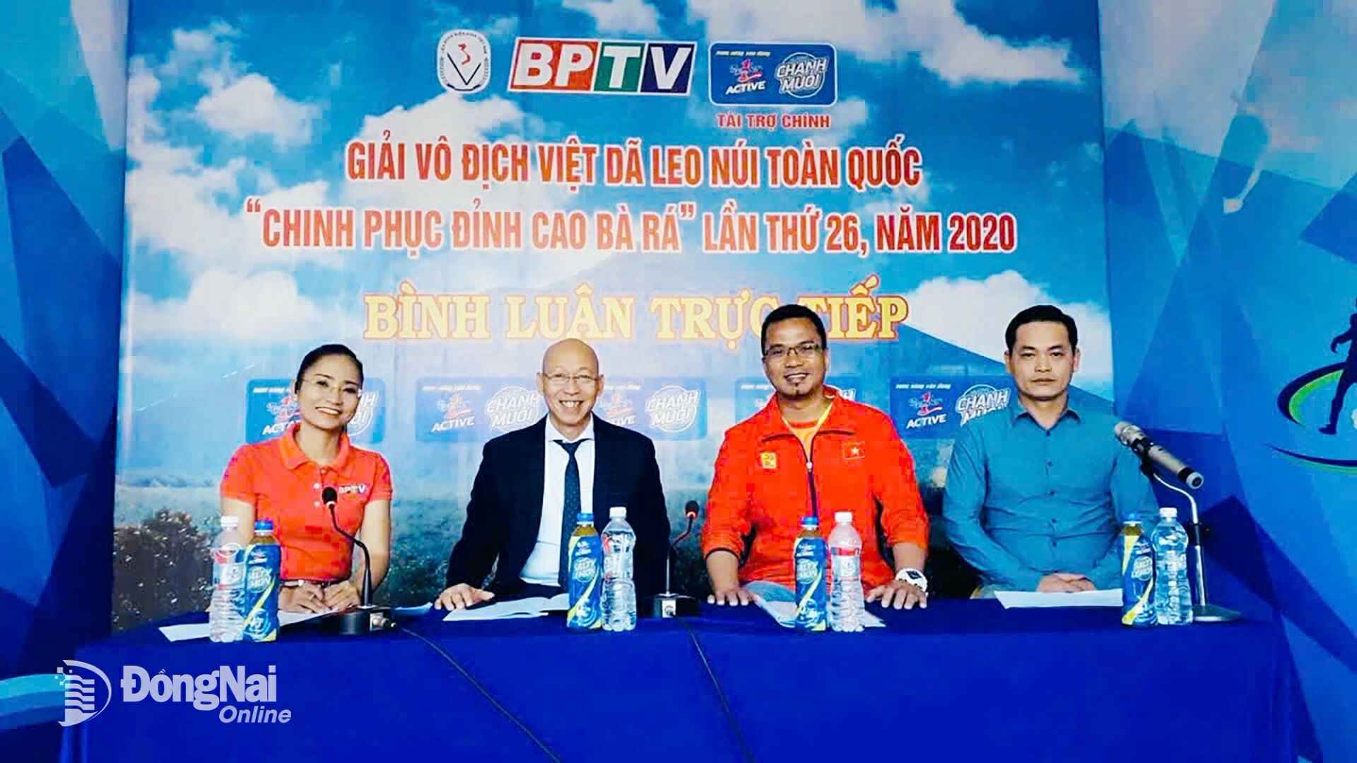 Author Minh Nhat (left) with experts and journalists at the studio during the live commentary of the 26th season in 2020.