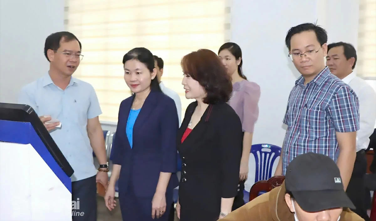 Ton Ngoc Hanh, Alternate Member of the Party Central Committee, Standing Deputy Secretary of the Provincial Party Committee and Chairwoman of the Provincial People’s Council, visits the Xuan Loc Public Administration Service Center to observe its operations. Photo: Courtesy of the Xuan Loc commune

