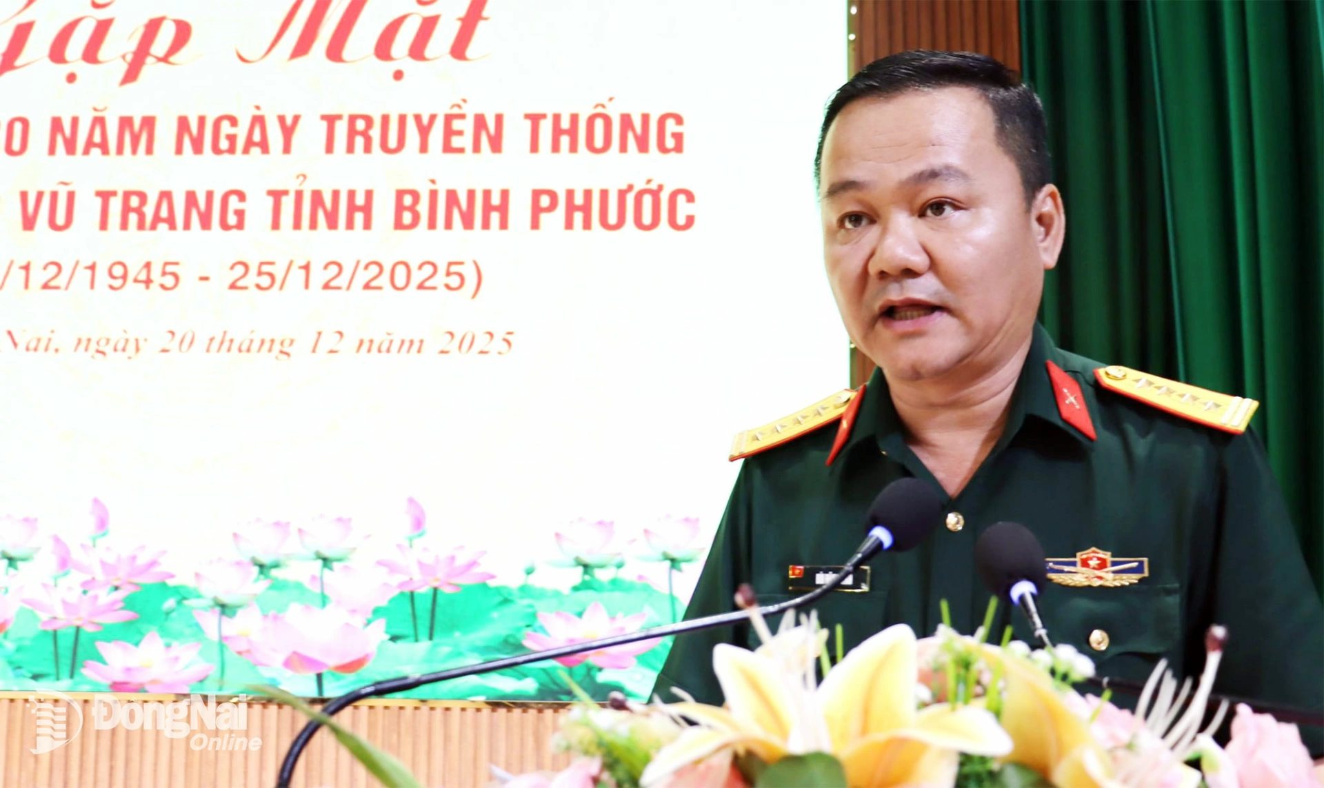 Đại tá Bùi Đăng Ninh, Tỉnh ủy viên, Phó Bí thư Thường trực Đảng ủy Quân sự tỉnh, Chính ủy Bộ Chỉ huy Quân sự tỉnh Đồng Nai phát biểu tại buổi gặp mặt. Ảnh: Nguyệt Hà