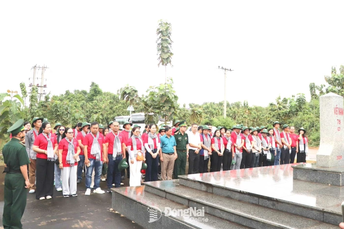 Trải nghiệm chào cột mốc nơi biên giới