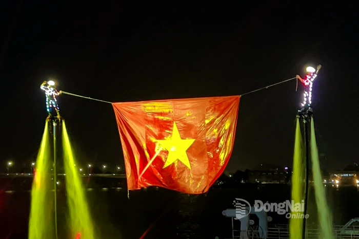 Biểu diễn nghệ thuật trên nước với chủ đề ‘Hào khí Trấn Biên’