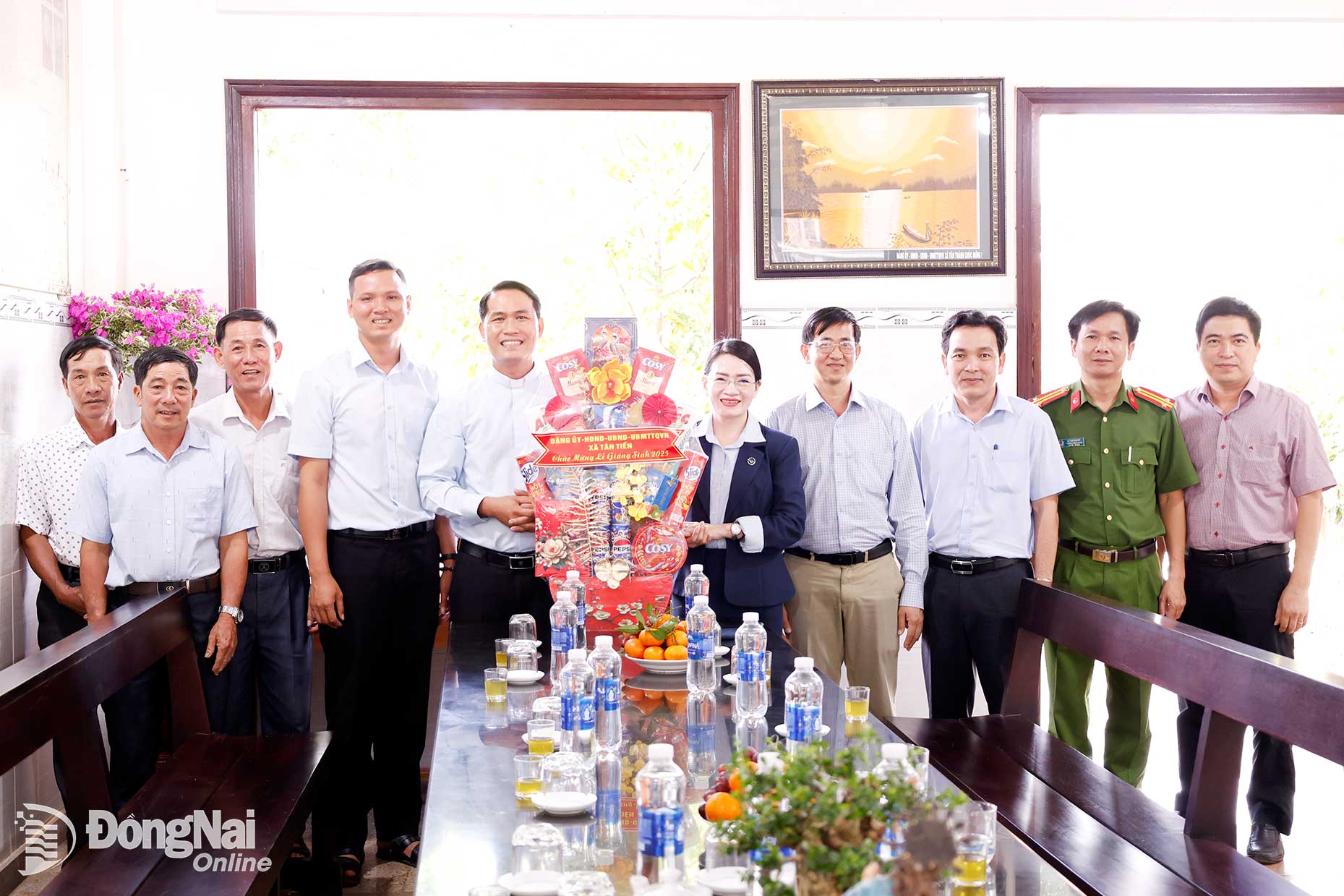 Lãnh đạo xã Tân Tiến tặng quà, chúc mừng Giáng sinh tại Giáo xứ Tân Thành. Ảnh: Bùi Dũng