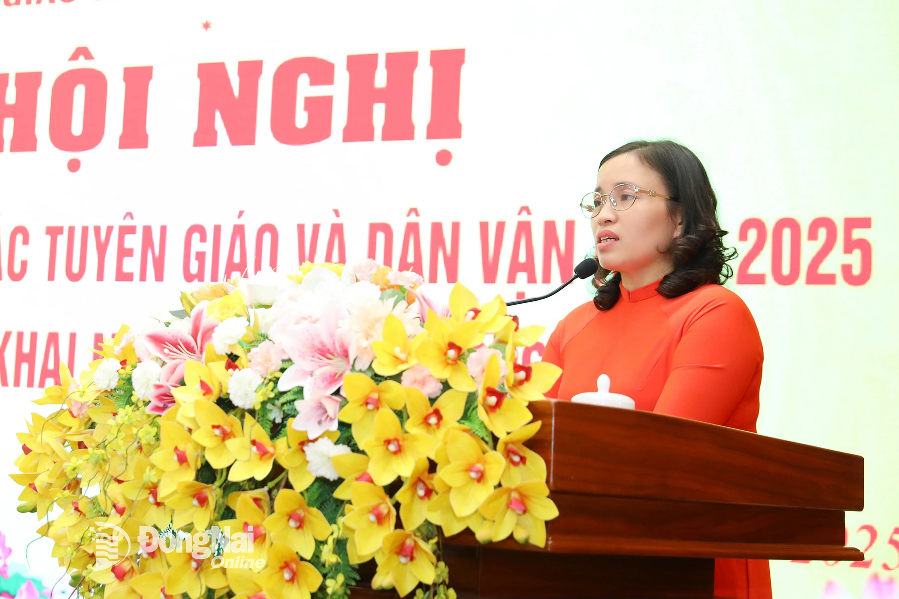 Phó Trưởng ban Tuyên giáo và Dân vận Tỉnh ủy Nguyễn Thị Loan phát động thi đua năm 2026. Ảnh: Huy Anh
