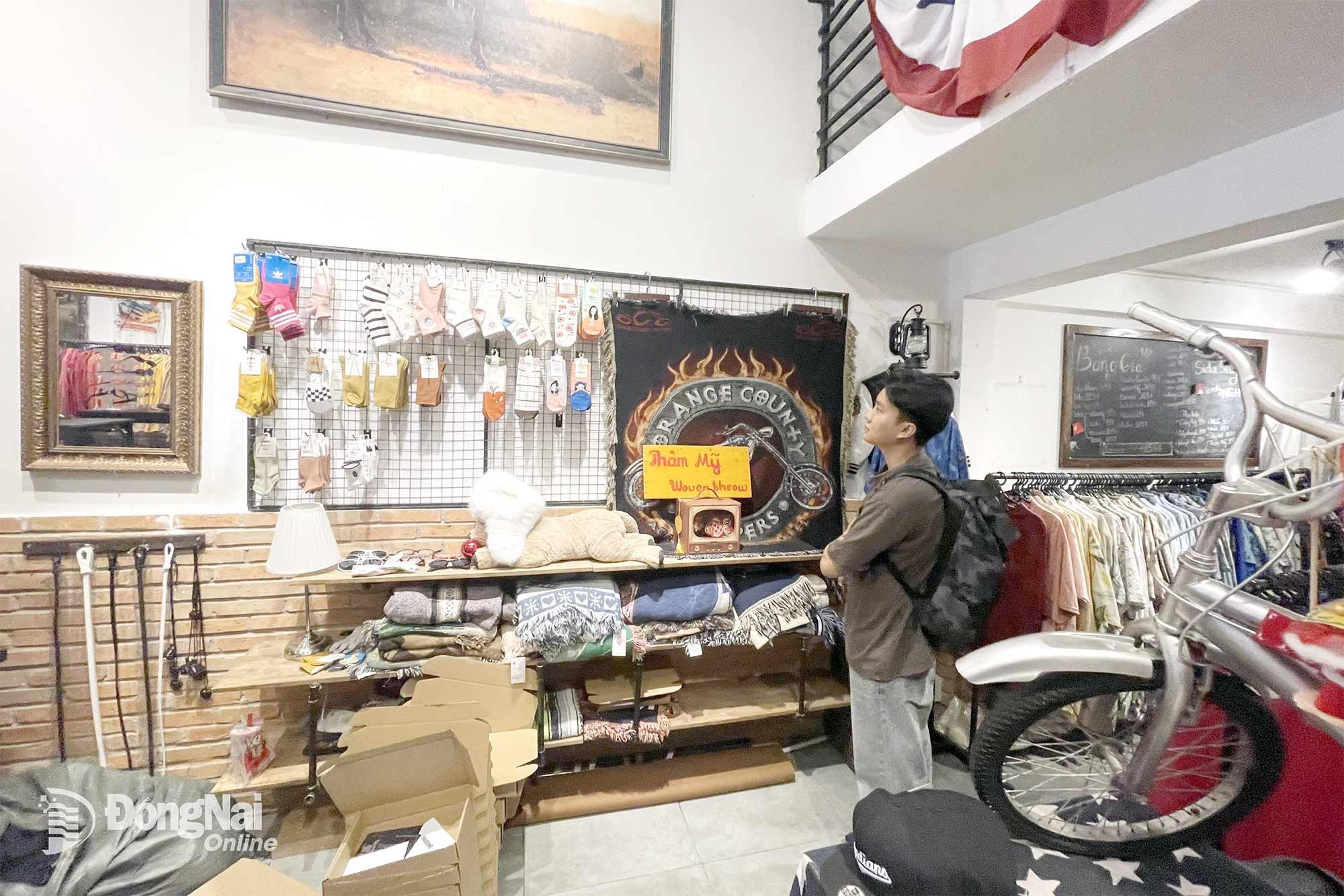 It’s not just about clothing, as fashion accessories related to rock bands or classic culture are also popular collectibles among young people.