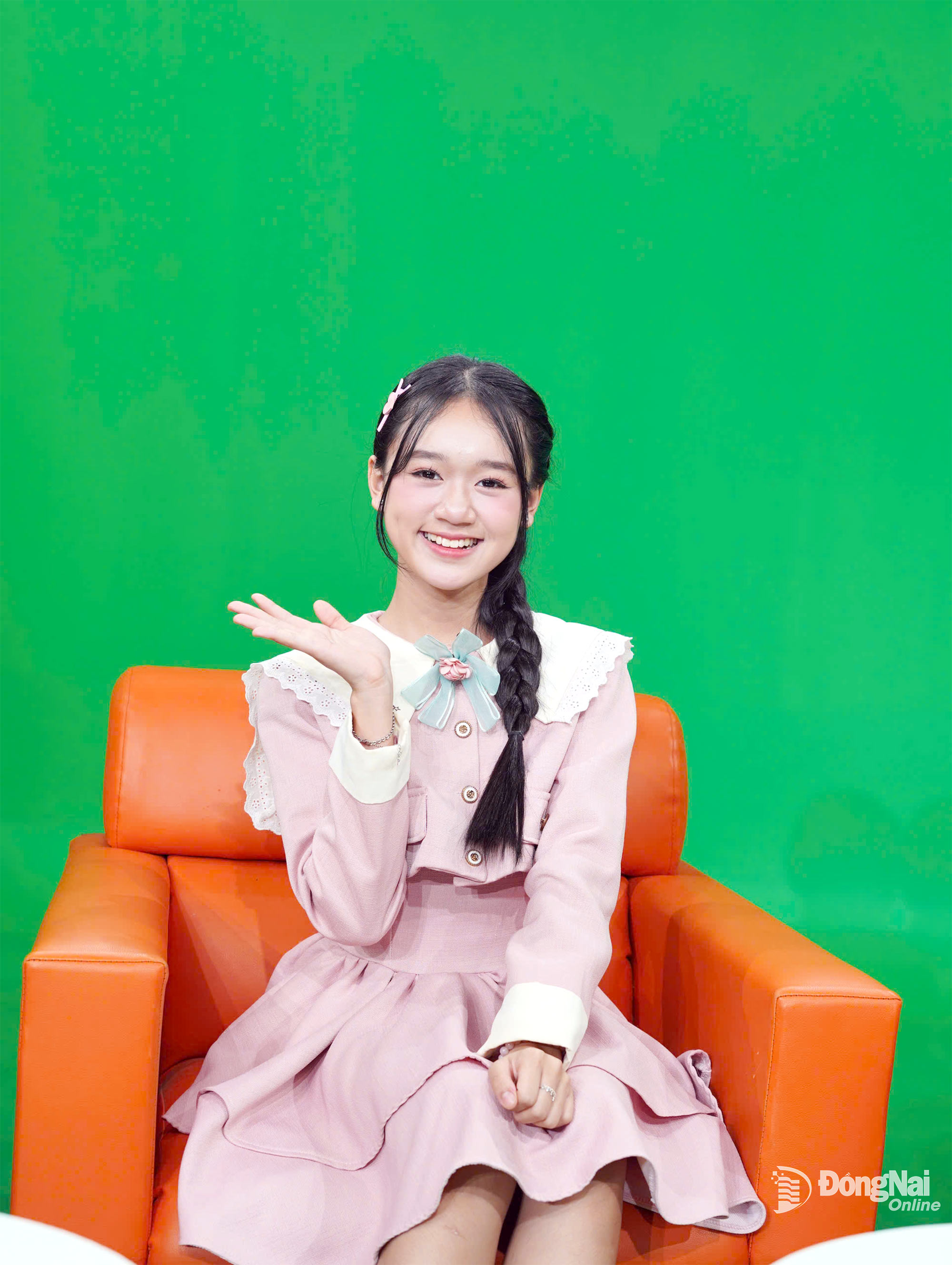 MC Thảo Nhi gửi tặng các bạn khán giả yêu mến chương trình ca khúc “Đón ánh mặt trời”, sáng tác Tuấn Khanh. Ảnh: Xuân Phú