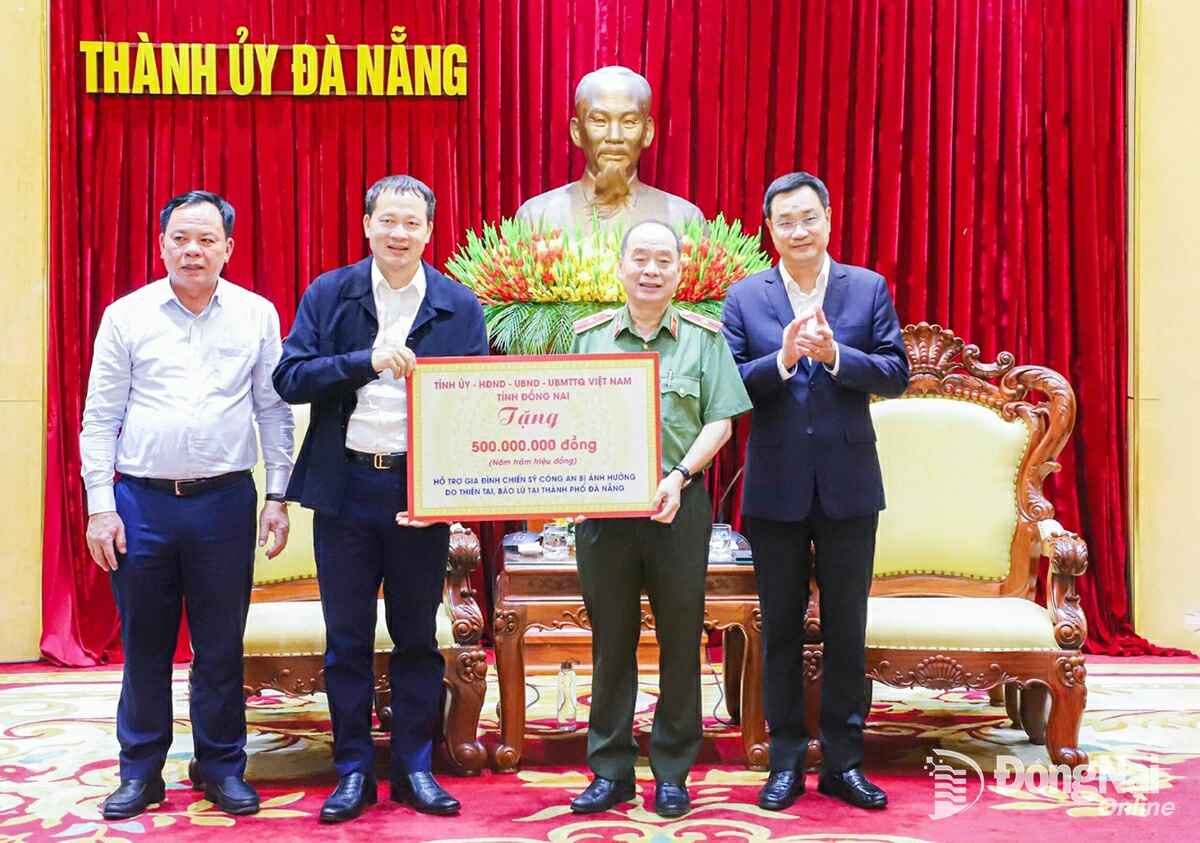 Vu Hong Van, Secretary of the Dong Nai Provincial Party Committee and Head of the provincial National Assembly Deputation, presents 500 million VND in support of the family of a Da Nang City police officer affected by natural disasters. Photo: Van Hung