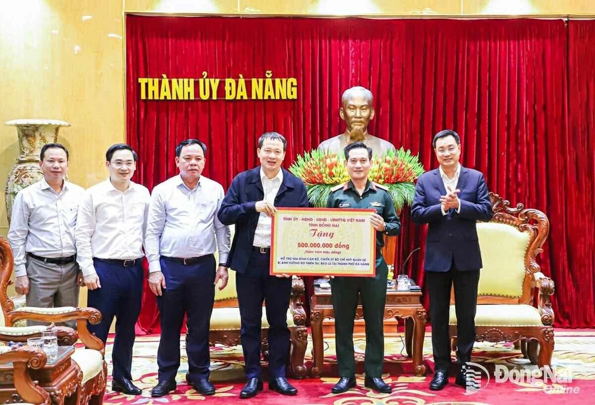 Vu Hong Van, Secretary of the Dong Nai Provincial Party Committee and Head of the provincial National Assembly Deputation, presents 500 million VND in support of the family of a soldier of the Da Nang City Military Command affected by natural disasters. Photo: Van Hung	