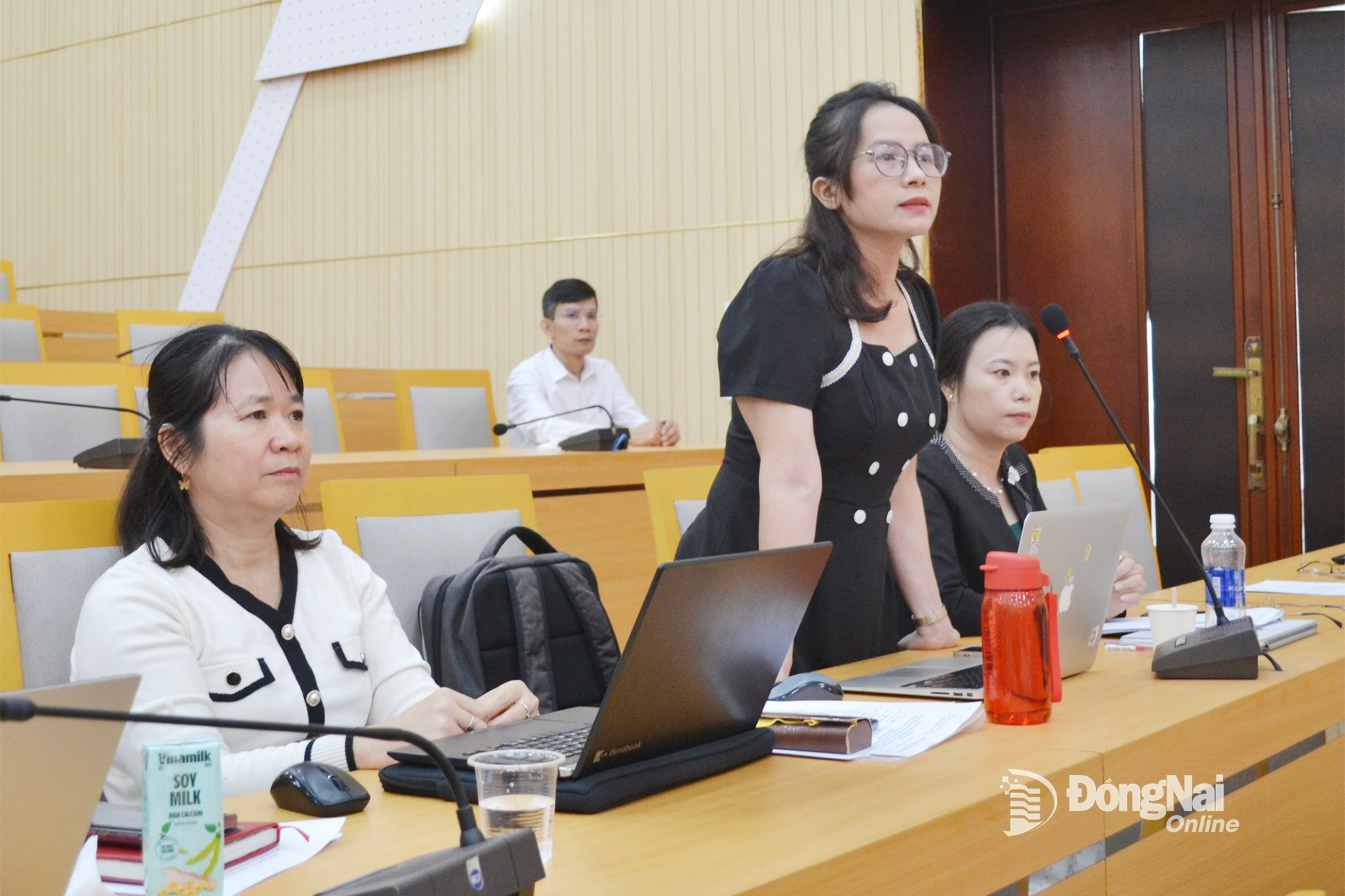 Tiến sĩ Ngô Thị Huyền, Trưởng bộ môn Lý luận chính trị, Trường đại học Lạc Hồng trao đổi về công tác
giảng dạy lý luận chính trị với các trường đại học, cao đẳng khu vực miền Nam, tháng 11-2025. Ảnh: Phương Hằng