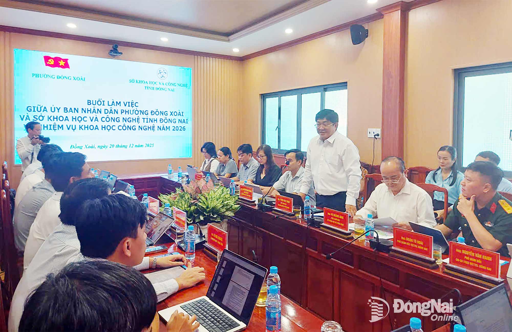 Pham Van Trinh, Member of the Provincial Party Committee and Director of the Dong Nai Provincial Department of Science and Technology, speaks at the working session. Photo: Collaborator