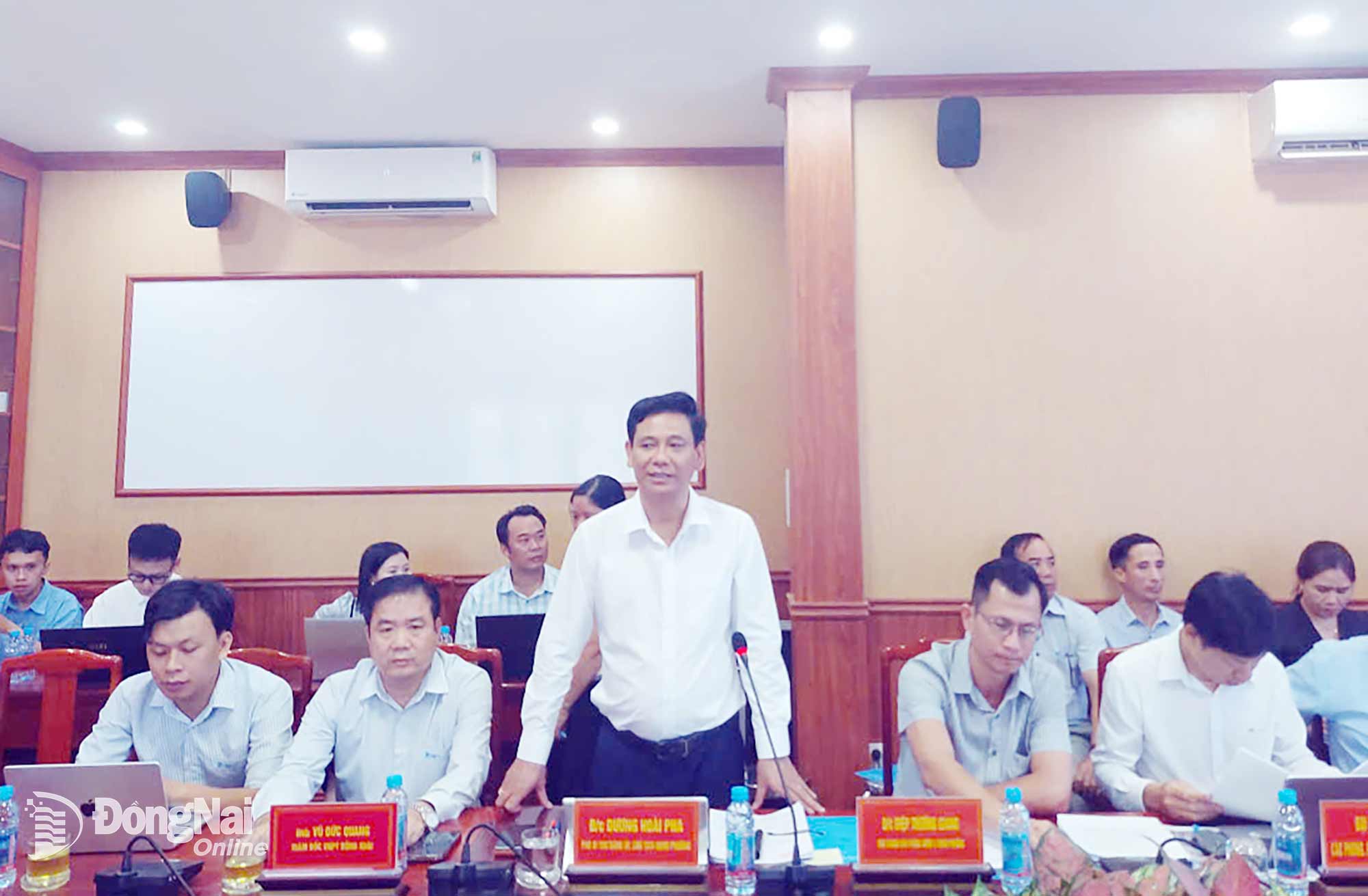 Duong Hoai Pha, Deputy Secretary of the Party Committee and Chairman of the Dong Xoai Ward Peoples Committee, shares his remarks at the working session. Photo: Collaborator