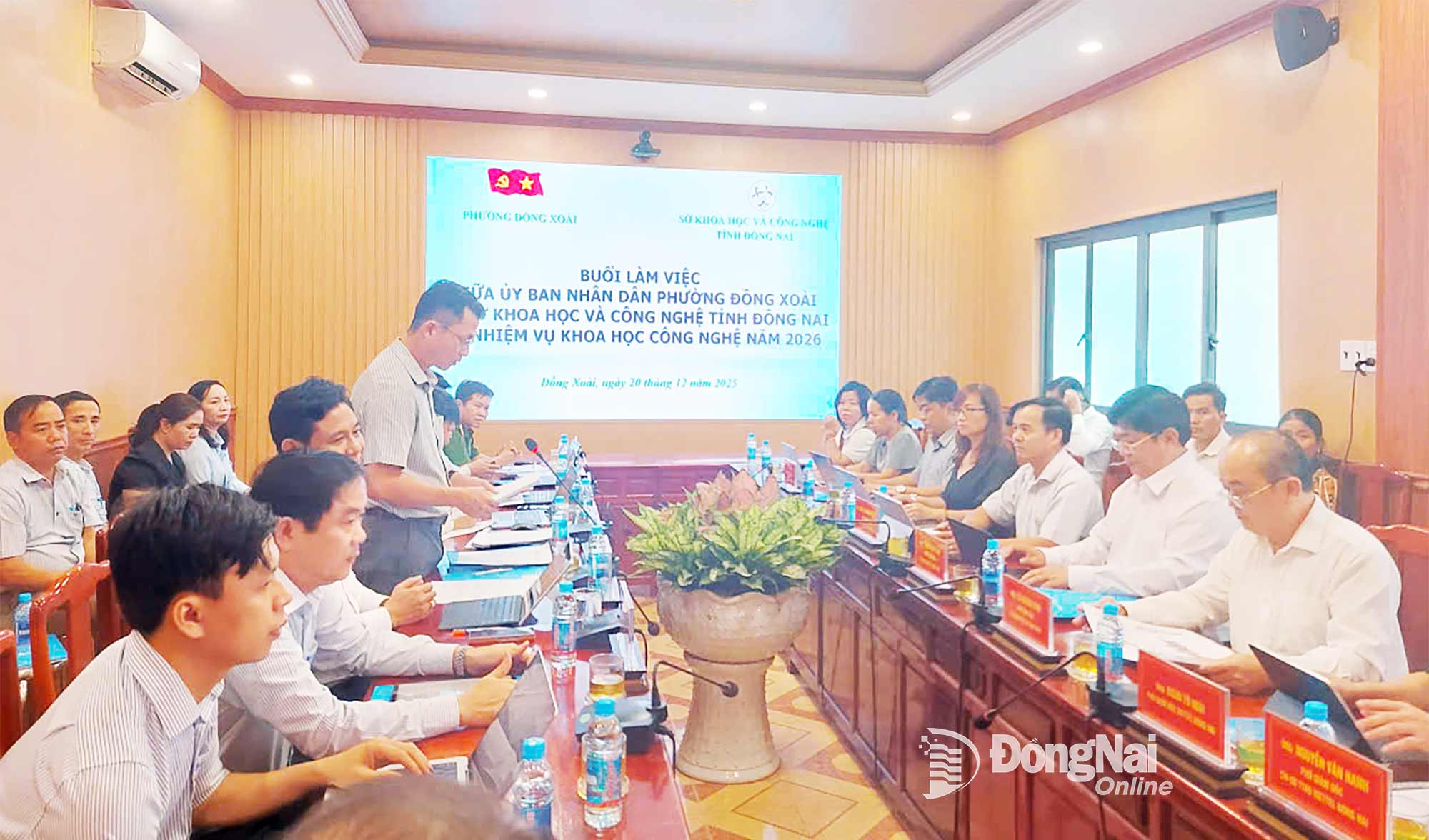 A representative of the Dong Xoai Ward Peoples Committee reports on the implementation of science and technology tasks in the locality. Photo: Collaborator