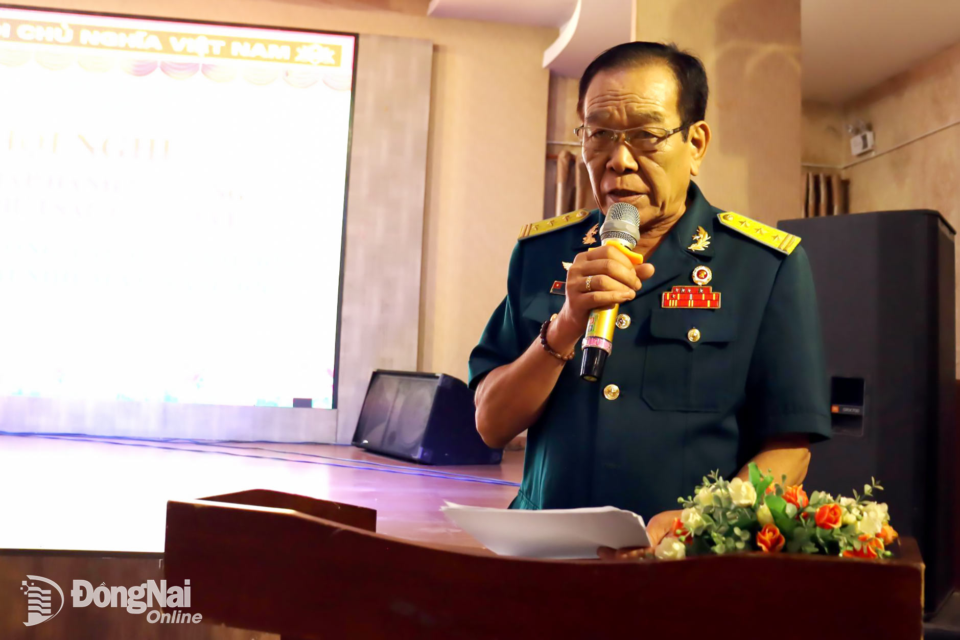 Phó Chủ tịch Hội Hỗ trợ gia đình liệt sĩ tỉnh Đồng Nai Thái Văn Quân thay mặt Thường trực Tỉnh Hội phát động Phong trào thi đua yêu nước trong toàn hội năm 2026. Ảnh: Nguyệt Hà