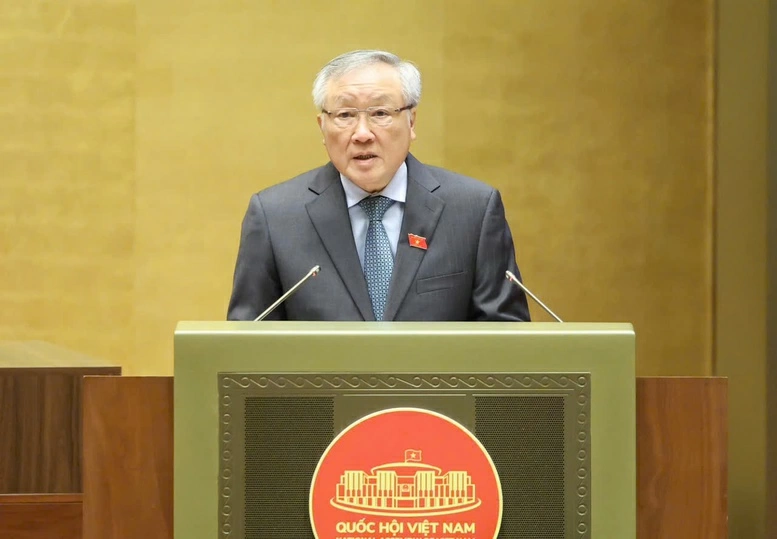Phó Thủ tướng Thường trực Chính phủ Nguyễn Hòa Bình báo cáo về tình hình thực hiện các nghị quyết của Quốc hội khóa XIV và khóa XV về giám sát chuyên đề và chất vấn - Ảnh: VGP/Nhật Bắc