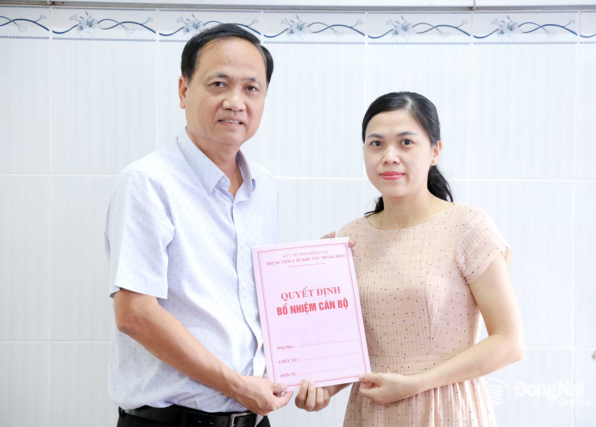 Lãnh đạo Trung tâm Y tế khu vực Trảng Bom trao quyết định bổ nhiệm cán bộ. Ảnh: Thu Bồn