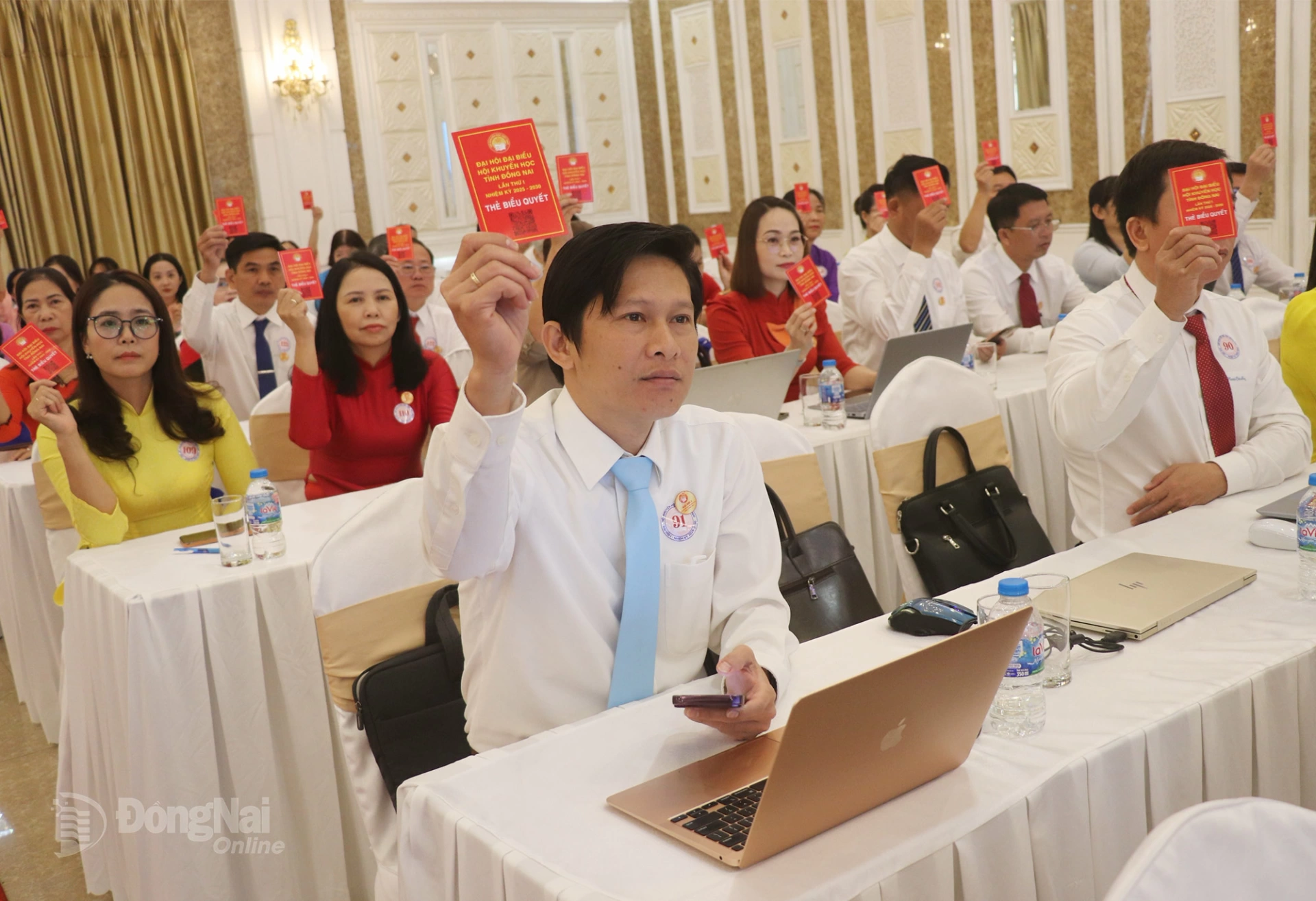 Delegates vote to approve the congress resolution. Photo: Hai Yen