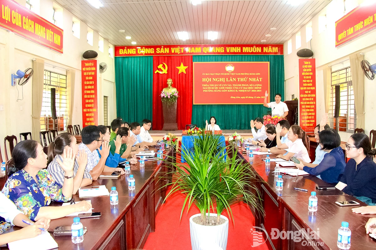 Các đại biểu biểu quyết thống nhất dự kiến cơ cấu, thành phần và số người được giới thiệu ứng cử đại biểu HĐND phường nhiệm kỳ 2026-2031. Ảnh: Lê Tiên