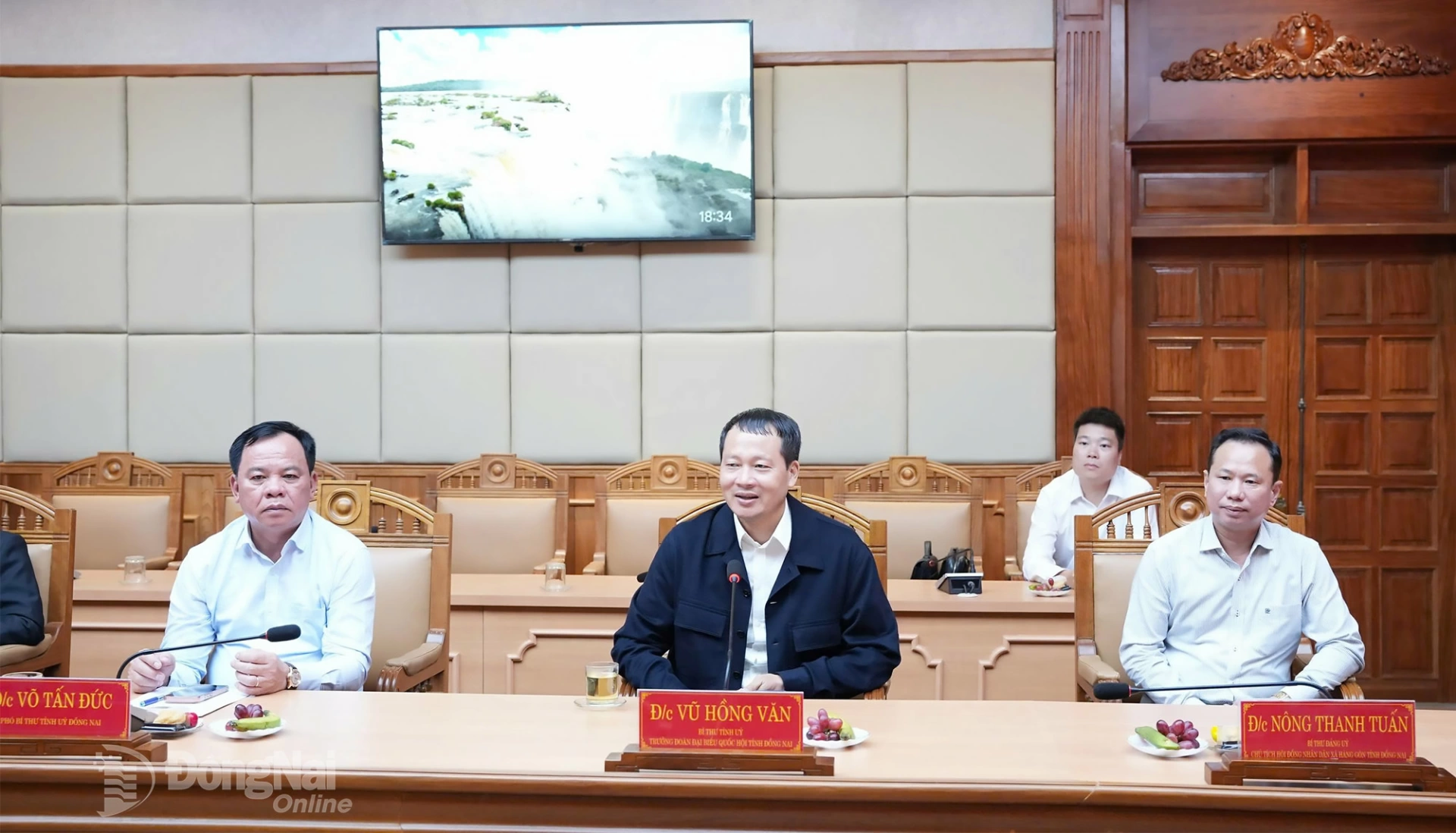 Vu Hong Van, Secretary of the Dong Nai Provincial Party Committee and Head of the provincial National Assembly Delegation, shares sympathy with the people of Hue City over the difficulties and losses caused by natural disasters. Photo: Duc Quang