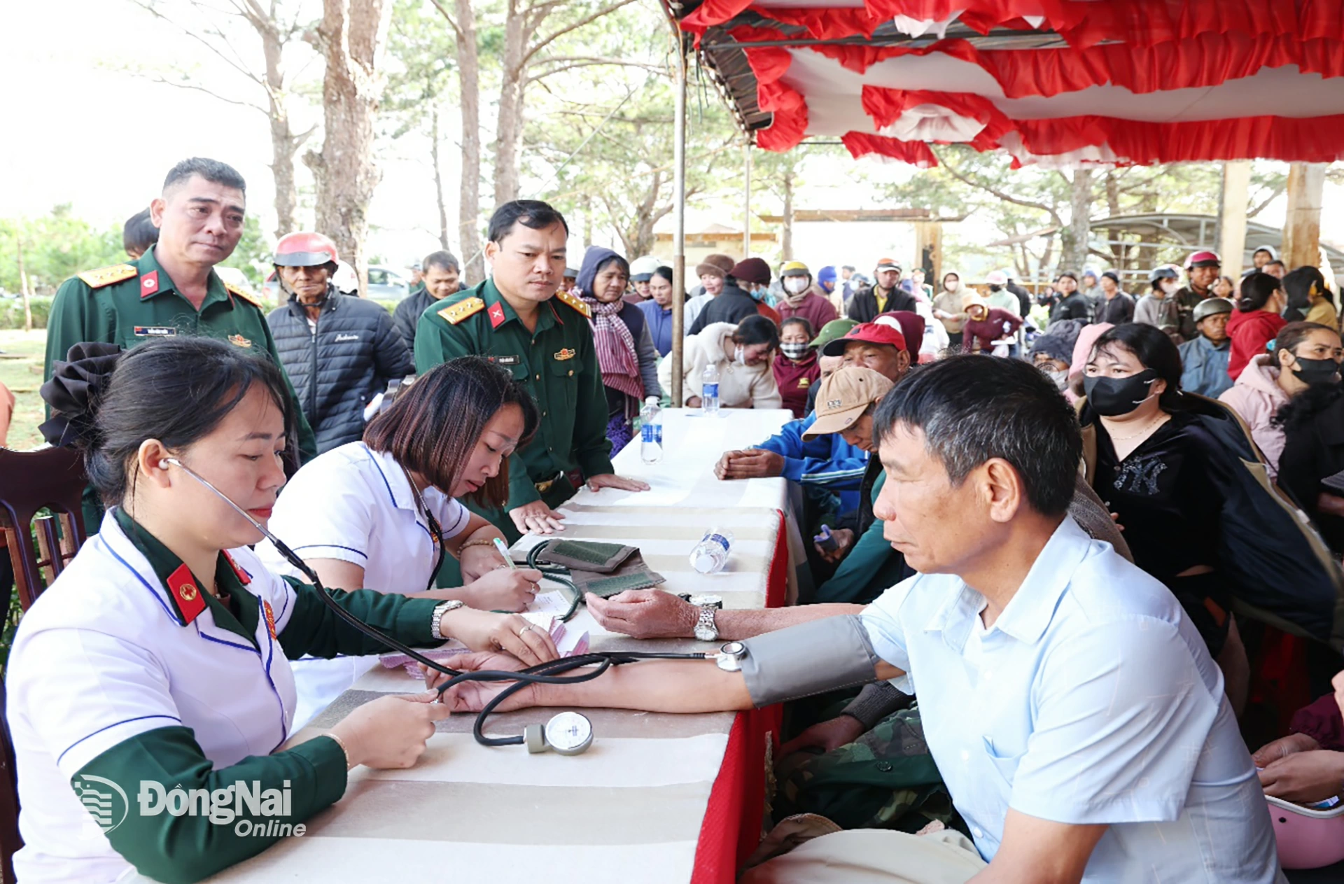Các y, Bác sĩ Bệnh viện Quân dân y 16 tư vấn sức khỏe cho người dân