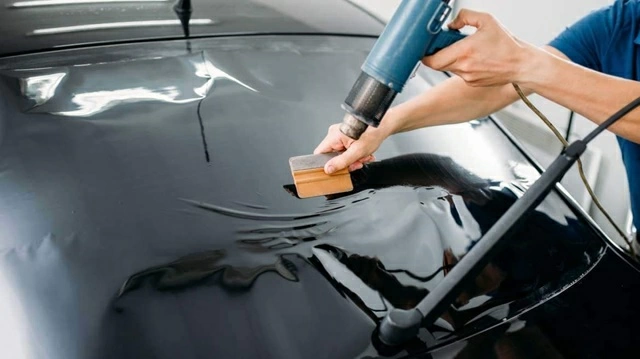 Tiến hành dán phim cách nhiệt ô tô.