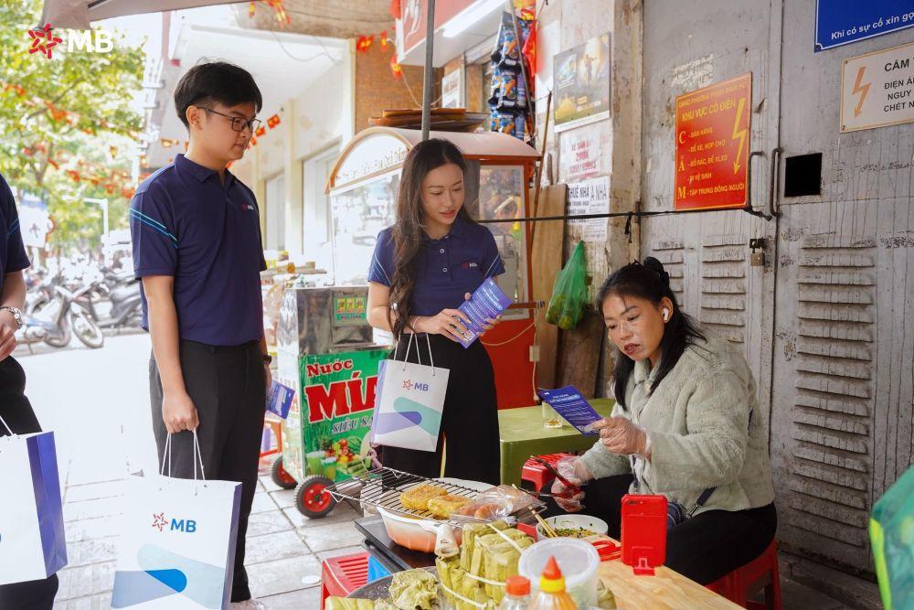 Nhân viên MB hướng dẫn tiểu thương chợ Hôm chuyển đổi số.