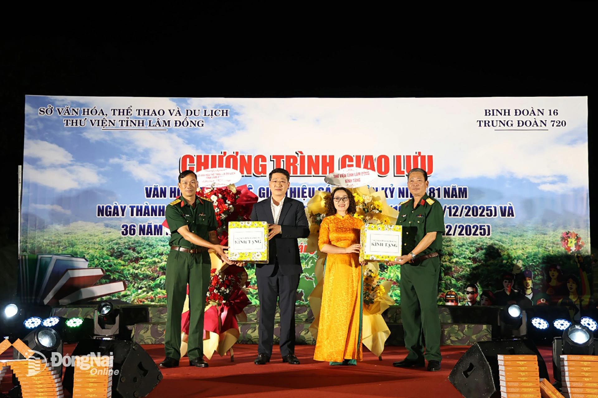 Đồng chí Nghiêm Đình Hiếu, Phó Giám đốc Sở Văn hóa, Thể thao và Du lịch tỉnh Lâm Đồng và Đồng chí Tô Thị Việt Nga, Phó Giám đốc Thư viện tỉnh Lâm đồng trào quà cho Cán bộ, chiến sĩ, người lao động Trung đoàn 720