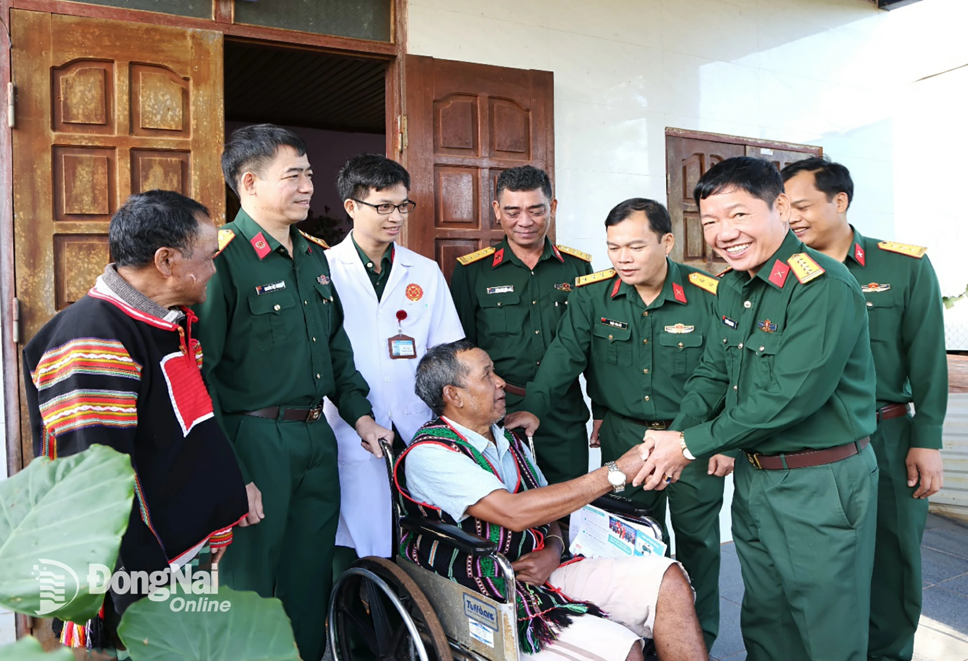 Những cái bắt tay thật chặt, những lời cảm ơn chân tình của người dân Bon Bu Prăng1, xã Quảng Trực gửi đến các y, bác sĩ Bệnh viện quân dân y 16 đã cơ động đến thăm khám sức khỏe cho đồng bào.