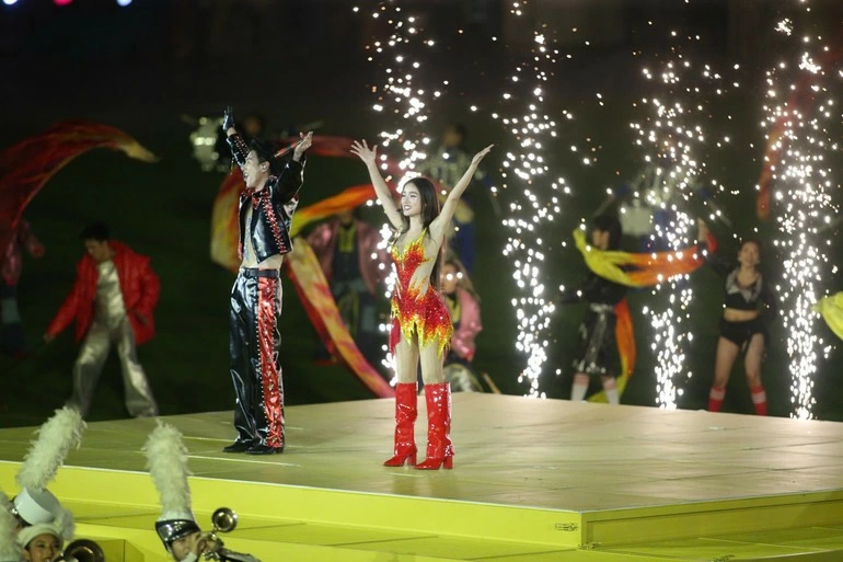 Artists Daou Pittaya and Kratae Nipaporn perform at the closing ceremony