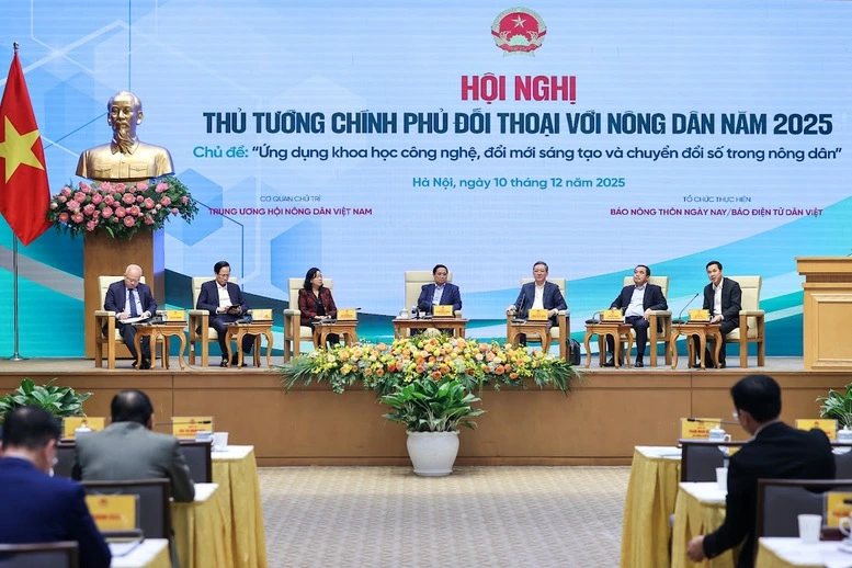Thủ tướng và đại diện lãnh đạo Đảng, các bộ, ngành đối thoại với nông dân - Ảnh: VGP/Nhật Bắc