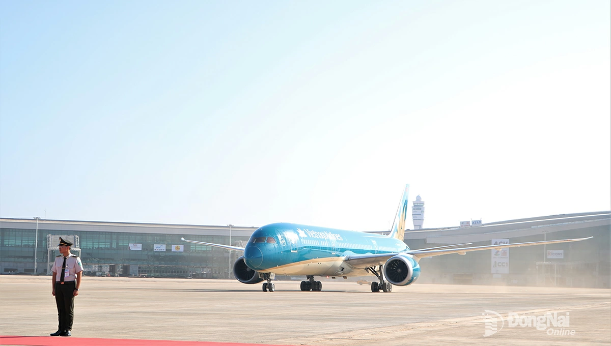 Long Thanh Airport welcomed its first official landing flight on December 19, 2025. Photo: Pham Tung