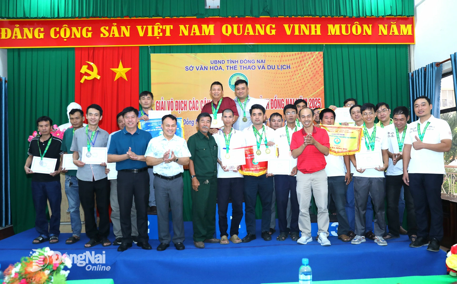 Ban tổ chức trao huy chương cho các câu lạc bộ đạt thứ hạng nội dung đồng đội Cờ nhanh. Ảnh: Huy Anh