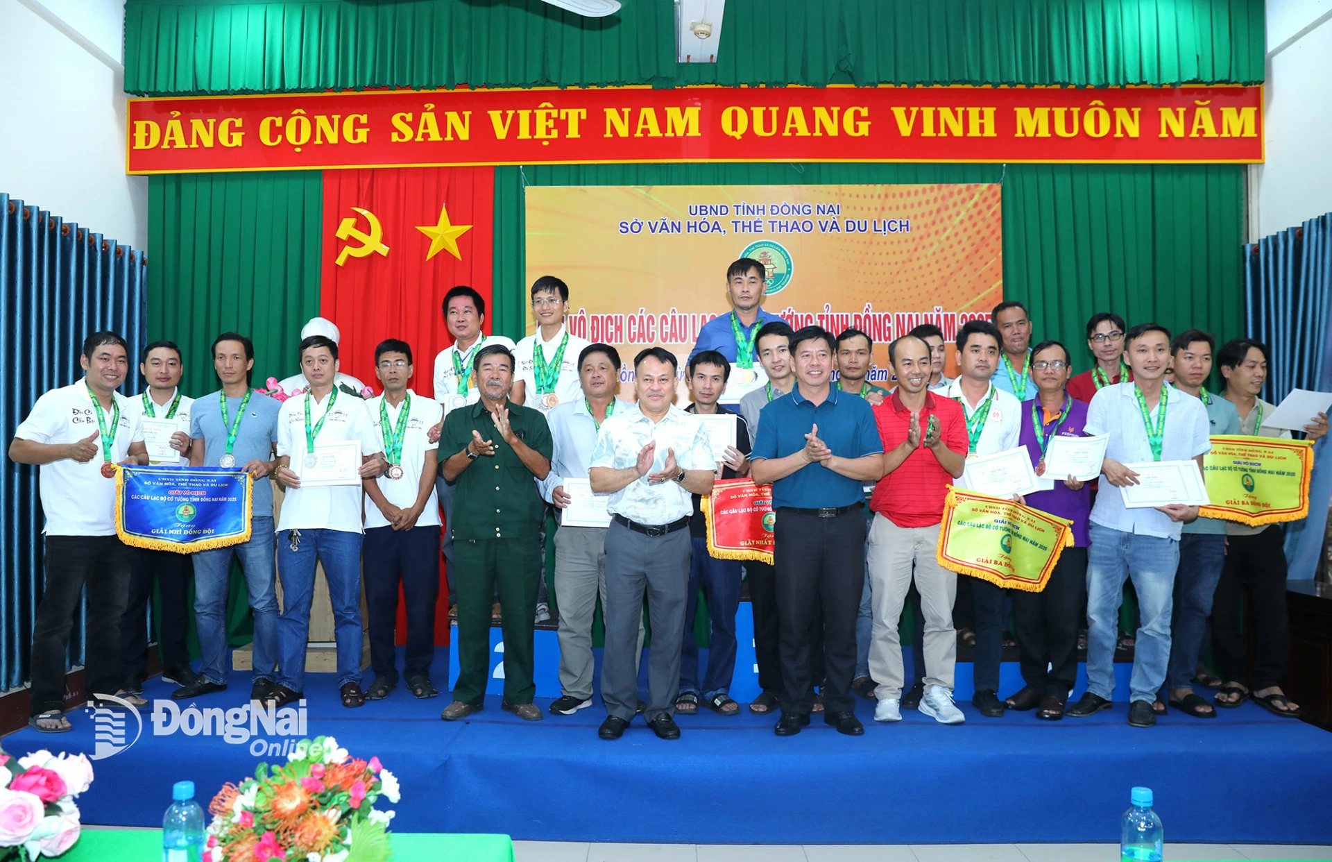 Ban tổ chức trao huy chương cho các câu lạc bộ đạt thứ hạng nội dung đồng đội Cờ chớp. Ảnh: Huy Anh