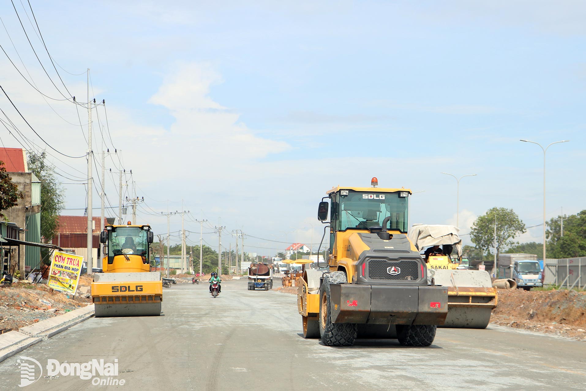 Thi công Dự án Thành phần 1, Dự án Đường cao tốc Biên Hòa - Vũng Tàu đoạn qua địa bàn tỉnh. Ảnh: Phạm Tùng