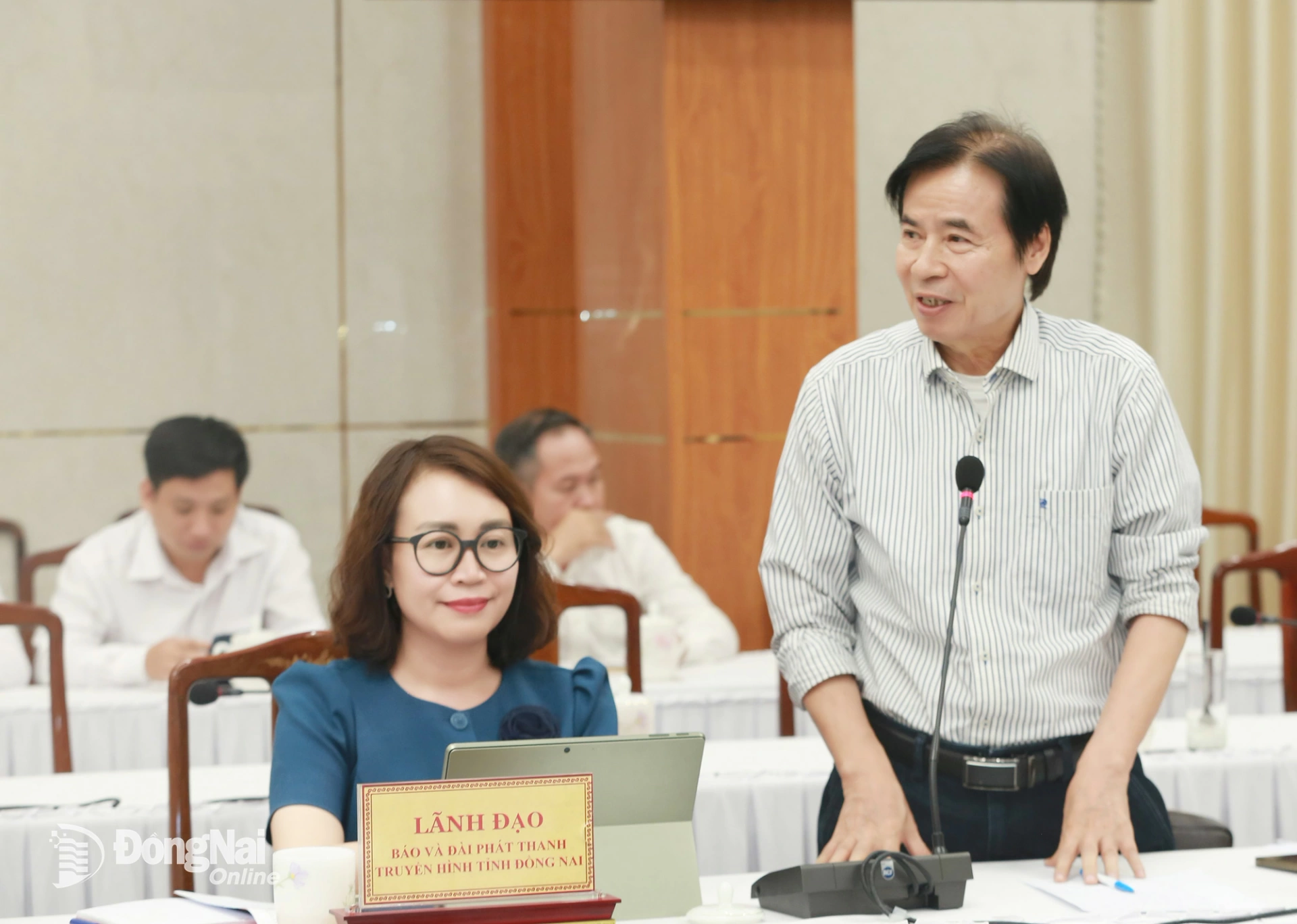 Nghệ sĩ nhân dân Giang Mạnh Hà, Chủ tịch Hội Văn học nghệ thuật Đồng Nai thảo luận tại hội nghị. Ảnh: Huy Anh
