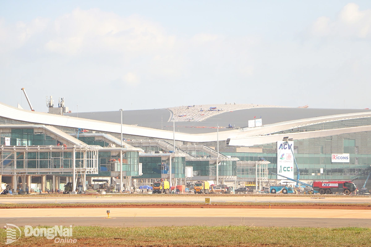 Nhiều phương tiện chuyên dụng xuất hiện tại Sân bay Long Thành trước giờ máy bay hạ cánh