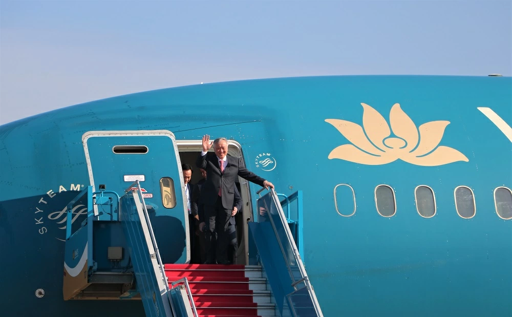 Phó thủ tướng Nguyễn Hòa Bình đáp chuyến bay chính thức đầu tiên đến Sân bay Long Thành. Ảnh: Phạm Tùng