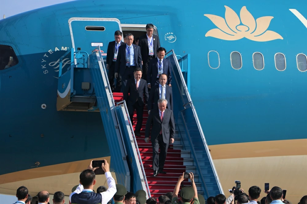 Phó thủ tướng Nguyễn Hòa Bình và các đại biểu đáp chuyến bay chính thức đầu tiên đến Sân bay Long Thành. Ảnh: Phạm Tùng