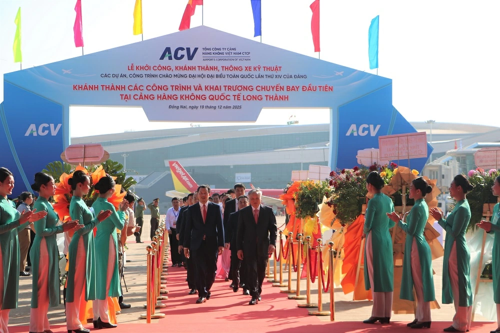 Ủy viên Bộ Chính trị, Phó thủ tướng Thường trực Nguyễn Hòa Bình và đồng chí Vũ Hồng Văn, Bí thư Tỉnh ủy, Trưởng đoàn Đại biểu quốc hội tỉnh cùng các đại biểu tham dự buổi lễ. Ảnh: Phạm Tùng