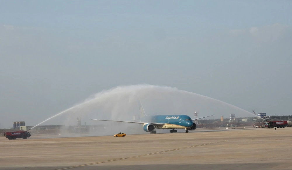 Thực hiện nghi thức phun vòi rồng chào mừng chuyến bay đầu tiên hạ cánh thành công tại Sân bay Long Thành. Ảnh: Phạm Tùng