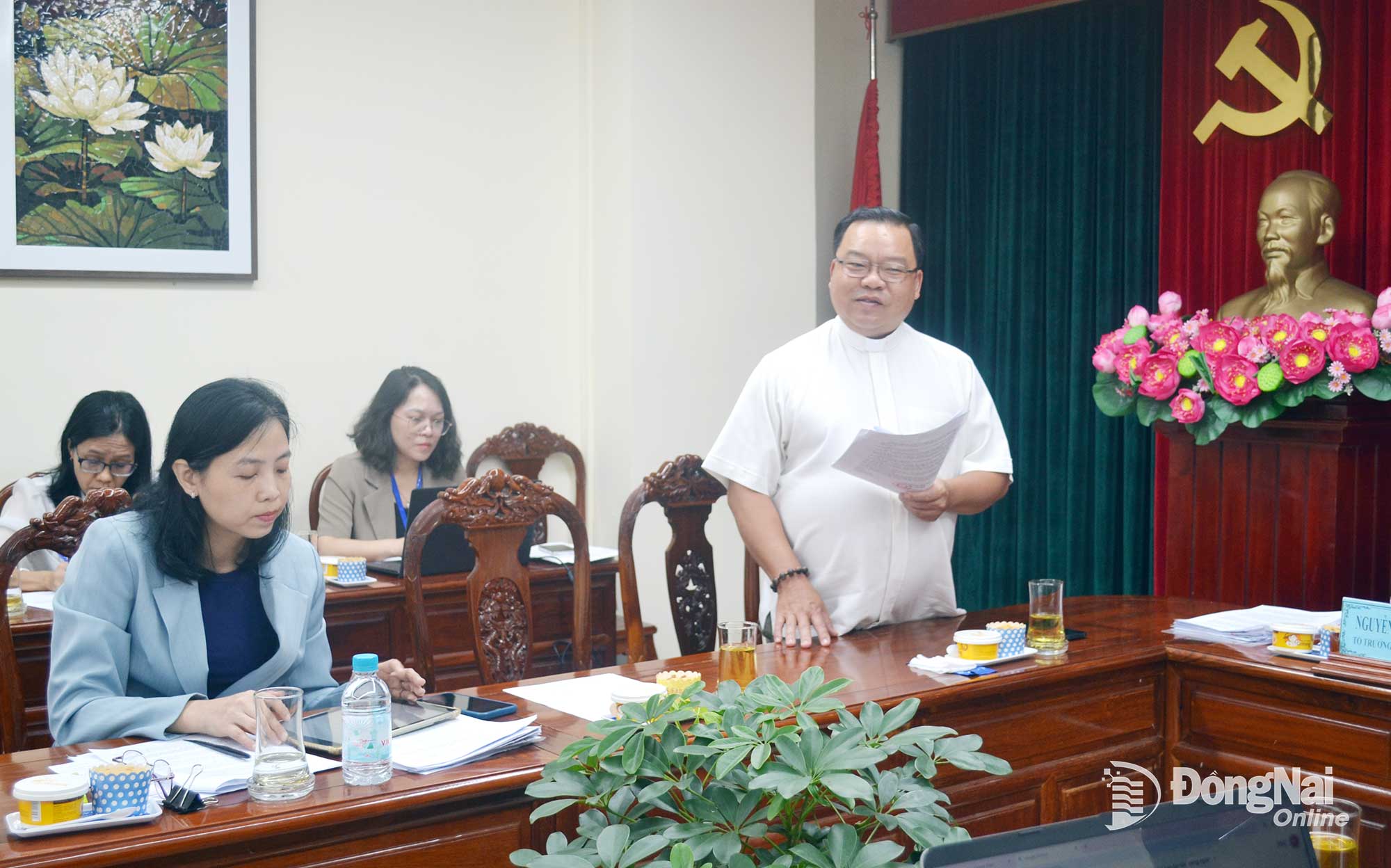 Linh mục Nguyễn Minh Chánh, Phó Chủ tịch Ủy ban Đoàn kết Công giáo tỉnh, đại biểu HĐND tỉnh Đồng Nai thảo luận tại tổ. Ảnh: Phương Hằng