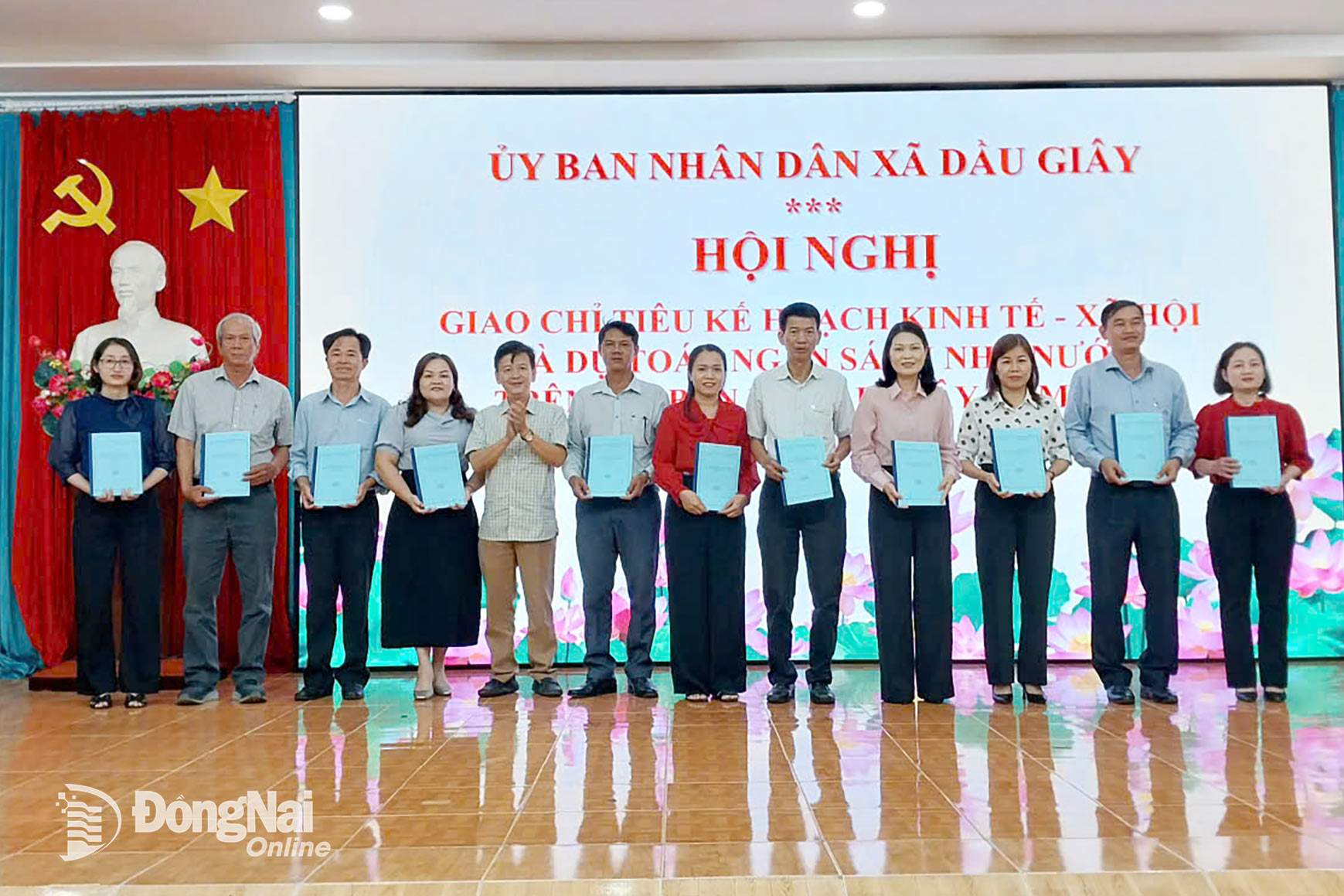 Phó Chủ tịch UBND xã Dầu Giây Nguyễn Lê Trường Sơn trao quyết định giao chỉ tiêu kế hoạch kinh tế - xã hội và dự toán ngân sách Nhà nước năm 2026 cho cơ quan, đơn vị, trường học. Ảnh: Nhật Quang