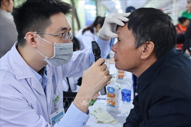 Doctors from the Vietnam Young Physicians Association provide free medical examinations and treatment for residents of the capital. (Photo: VNA)