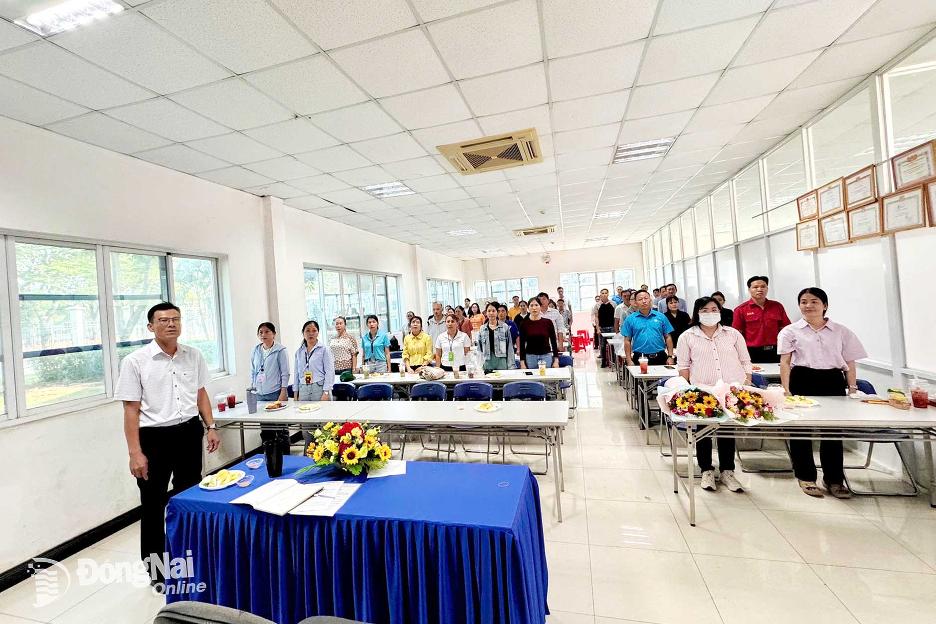 Các đảng viên Chi bộ Công ty TNHH Pou Sung (công ty 100% vốn đầu tư nước ngoài), xã Trảng Bom, thực hiện nghi thức chào cờ tại sinh hoạt chi bộ định kỳ tháng 11-2025. Ảnh: CTV