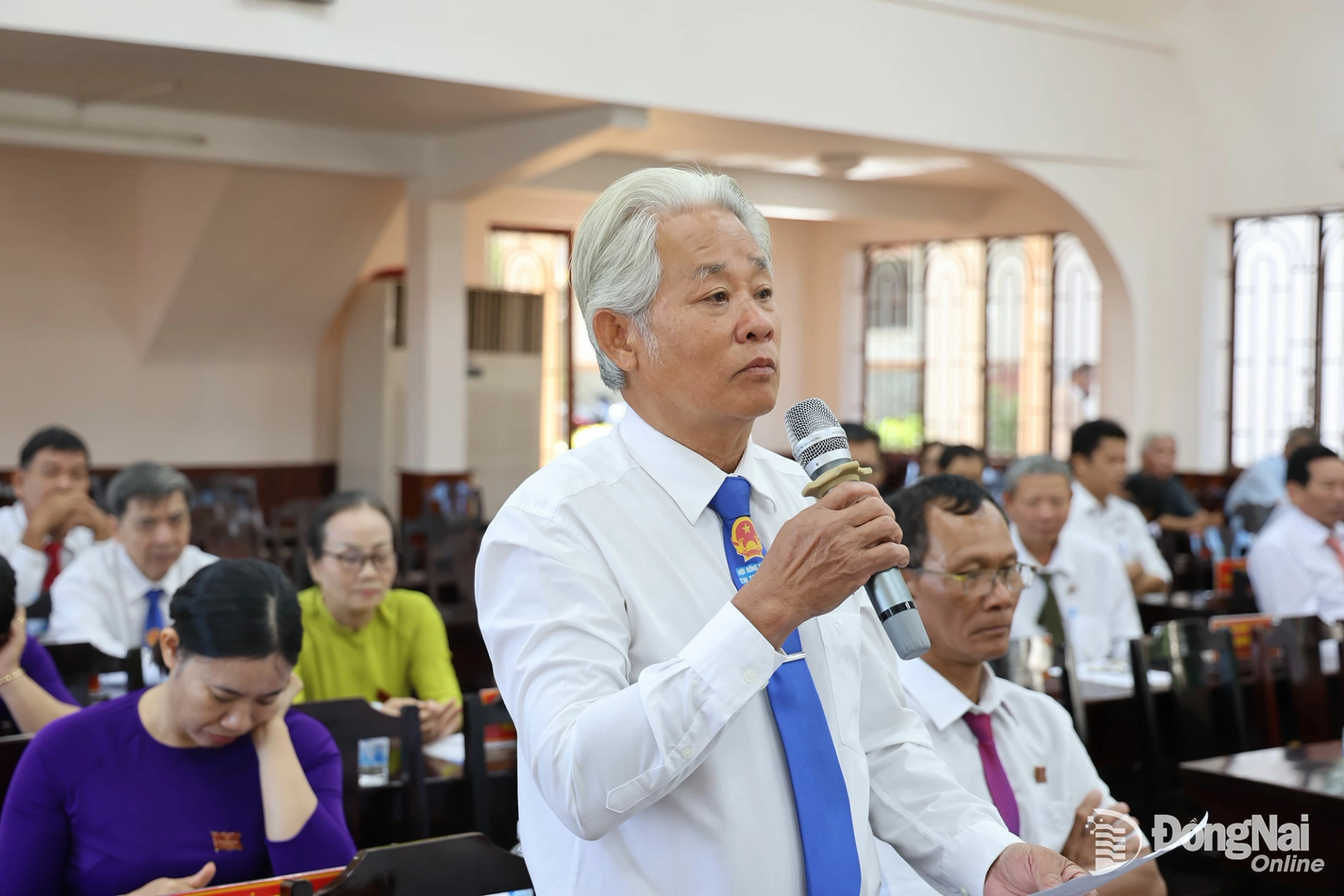 Đại biểu thực hiện chất vấn tại kỳ họp. Ảnh: Văn Hùng
