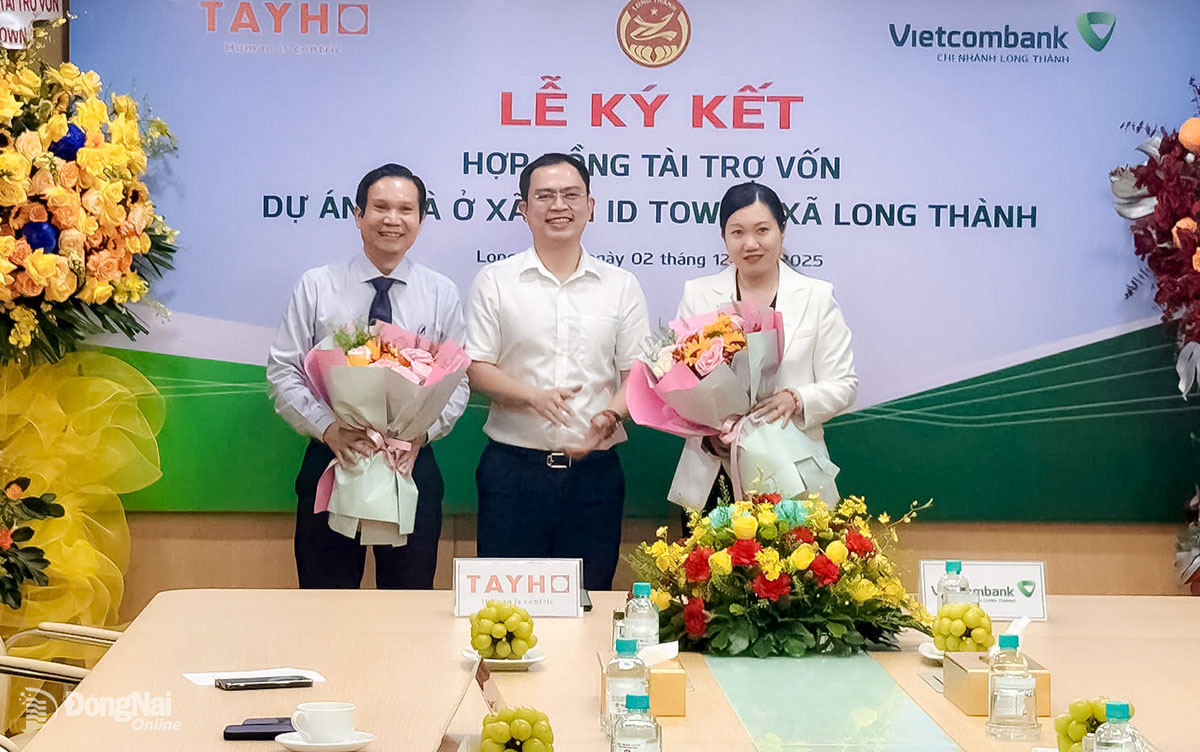 Phó Bí thư Đảng ủy, Chủ tịch UBND xã Long Thành Lê Hoàng Sơn chúc mừng hai đơn vị tại lễ ký kết. Ảnh: CTV
