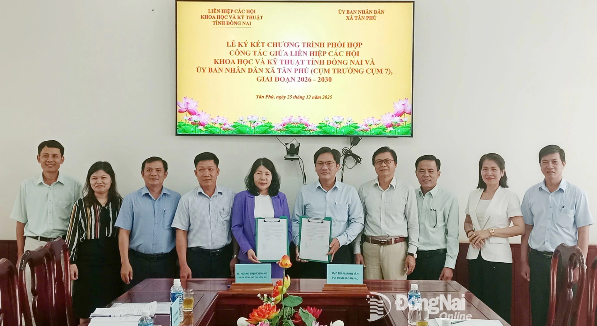 Các đại biểu chứng kiến ký kết hợp tác giữa Liên hiệp các hội Khoa học và Kỹ thuật tỉnh Đồng Nai và UBND xã Tân Phú (Cụm trưởng Cụm 7). Ảnh: Tiến Khang