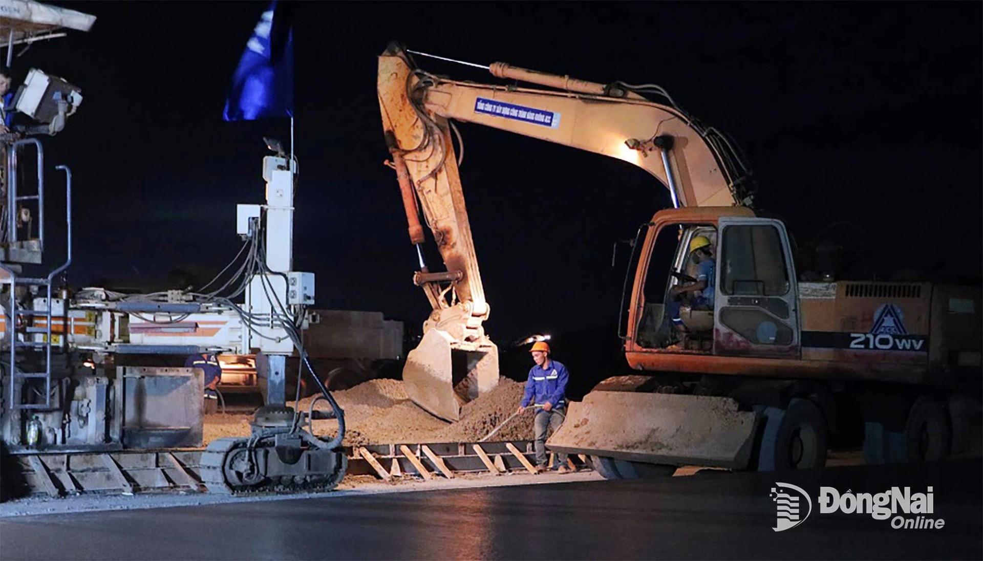 At the Long Thanh Airport project site, construction lights were regularly kept on at night to accelerate progress.