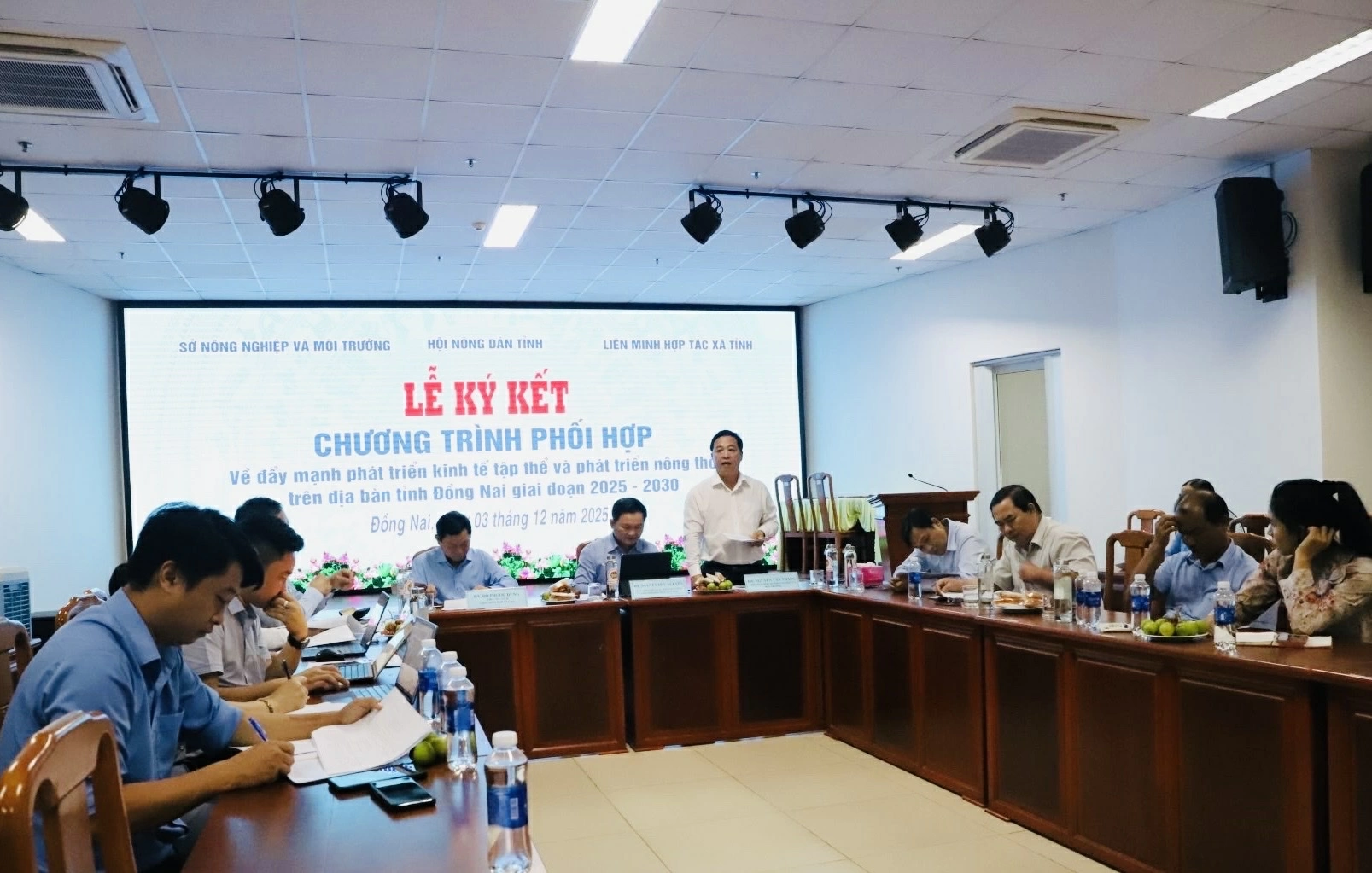 Phó giám đốc Sở Nông nghiệp và Môi trường Nguyễn Văn Thắng phát biểu tại lễ ký kết giữa Hội Nông dân tỉnh với Sở Nông nghiệp và Môi trường, Liên minh Hợp tác xã về đẩy mạnh phát triển kinh tế tập thể và phát triển nông thôn trên địa bàn tỉnh Đồng Nai giai đoạn 2025-2030. Ảnh: B.Nguyên