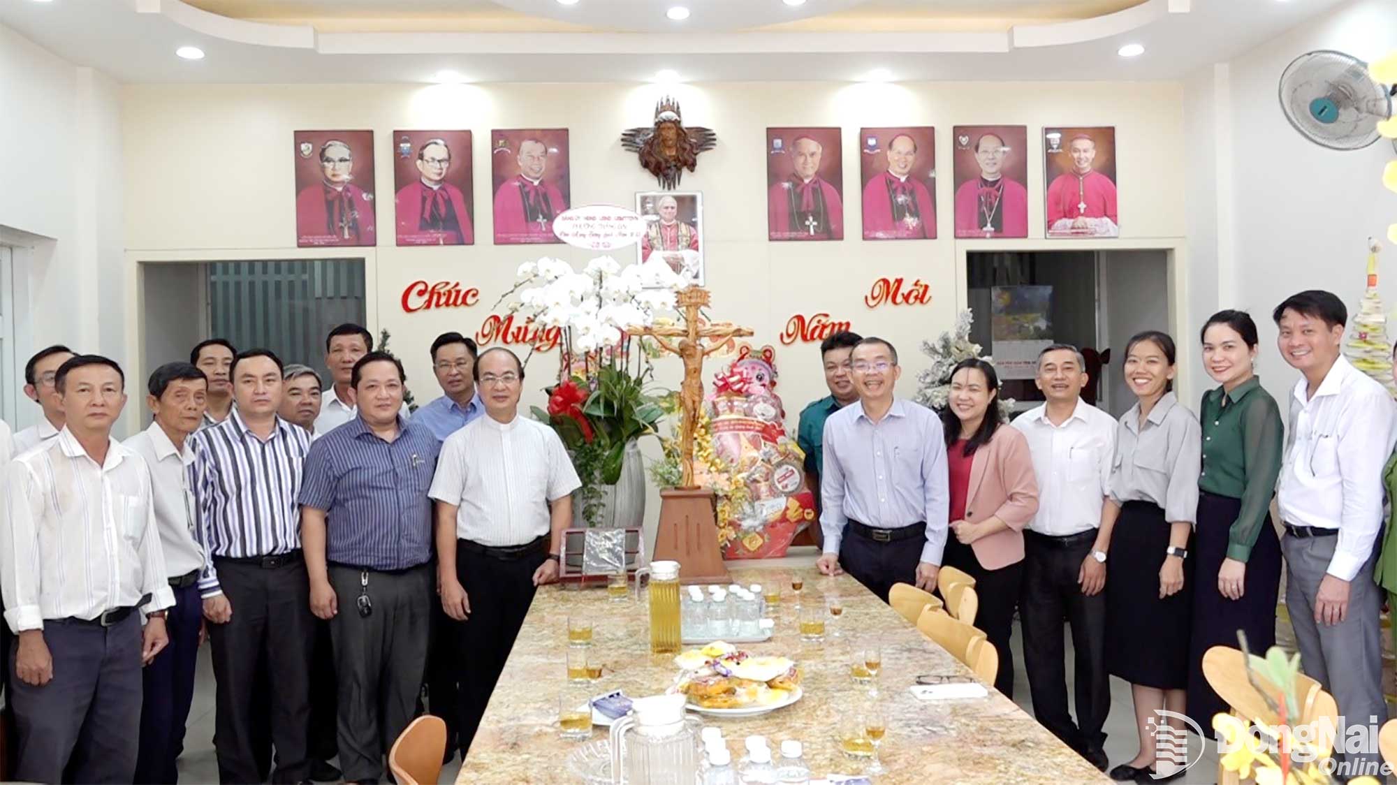Đoàn lãnh đạo phường Trảng Dài thăm và chúc mừng Giáng sinh 2025 đến Giáo xứ Thái An. Ảnh: Xuân Nương