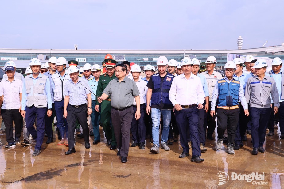 Prime Minister Pham Minh Chinh inspects the progress of the Long Thanh International Airport Project, in preparation for its first flight on December 19. Photo: Cong Nghia